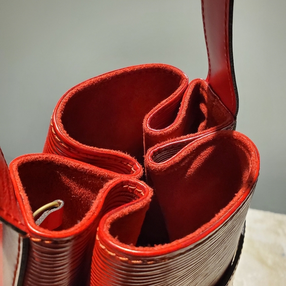 ✅✅✅SOLD✅✅✅ AUTHENTIC LOUIS VUITTON SAC DE'PAULE IN EPI RED - Picture 6 of 15